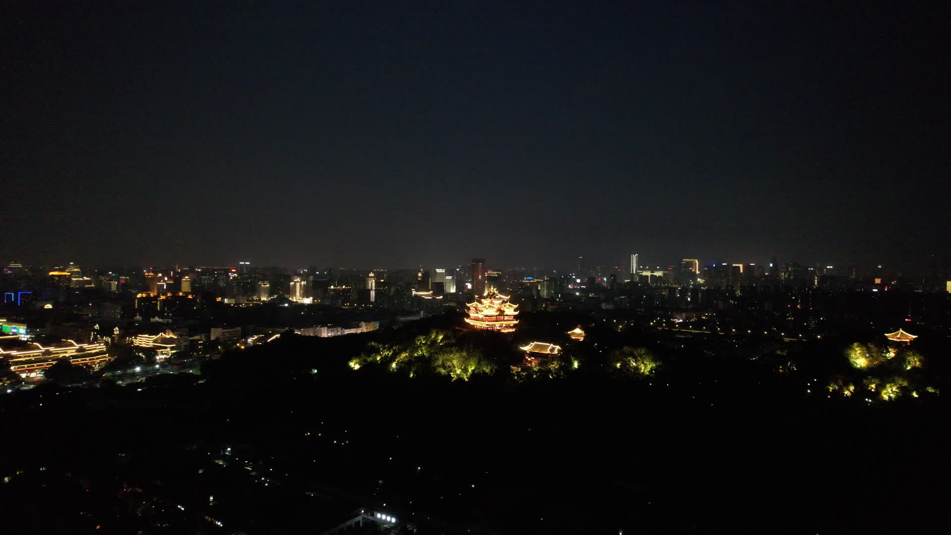 杭州吴山景区城隍阁景区航拍夜景4K视频视频的预览图