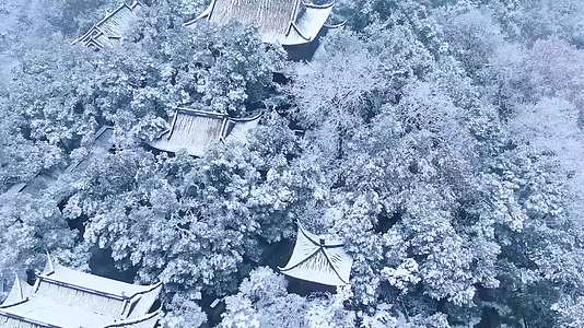 杭州吴山景区城隍阁下雪天航拍4K风景视频视频的预览图