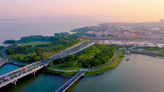 航拍深圳后海大桥夕阳视频的预览图