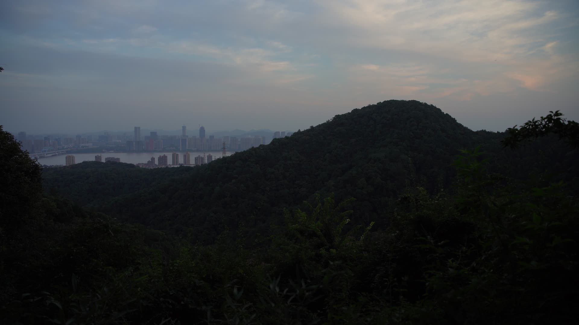 杭州凤凰山风景区4K俯瞰城市全景视频的预览图
