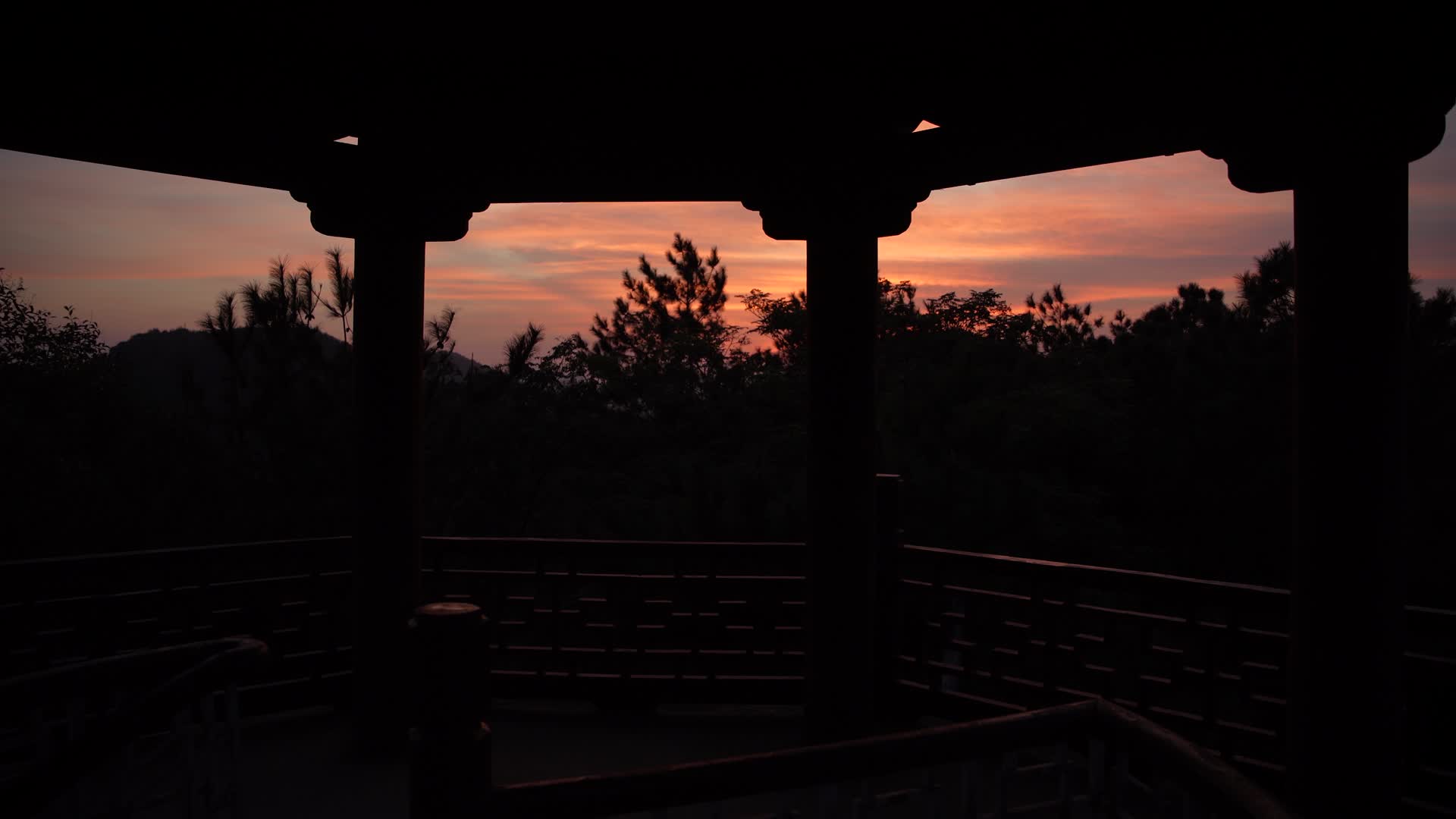 杭州凤凰山风景区凤凰亭4K夕阳晚霞剪影视频的预览图