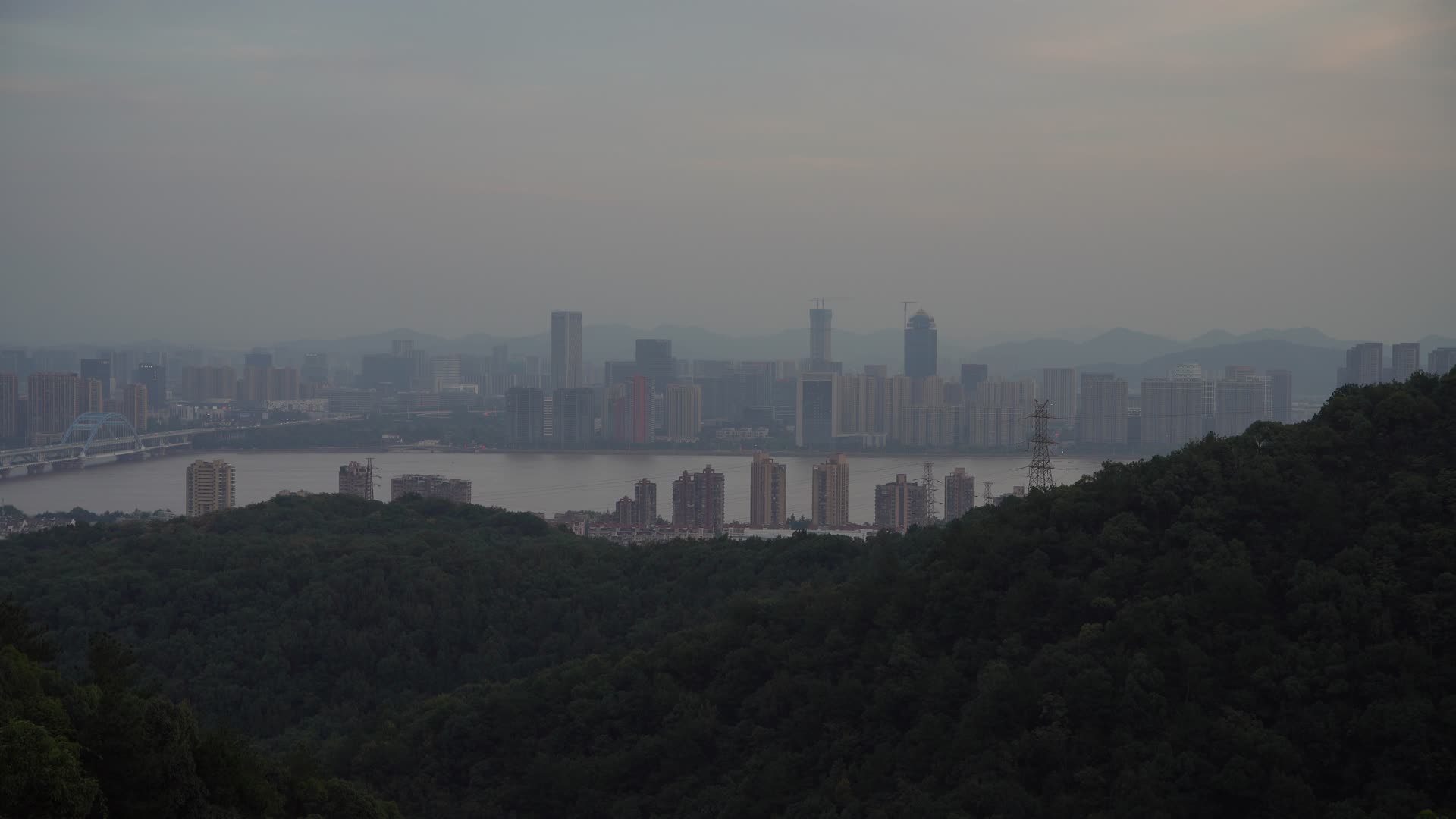 杭州凤凰山风景区凤凰亭4K俯瞰城市全景视频的预览图
