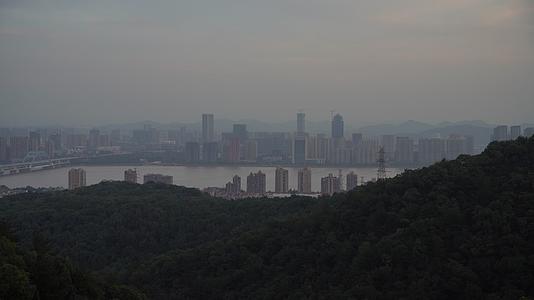 杭州凤凰山风景区凤凰亭4K俯瞰城市全景视频的预览图