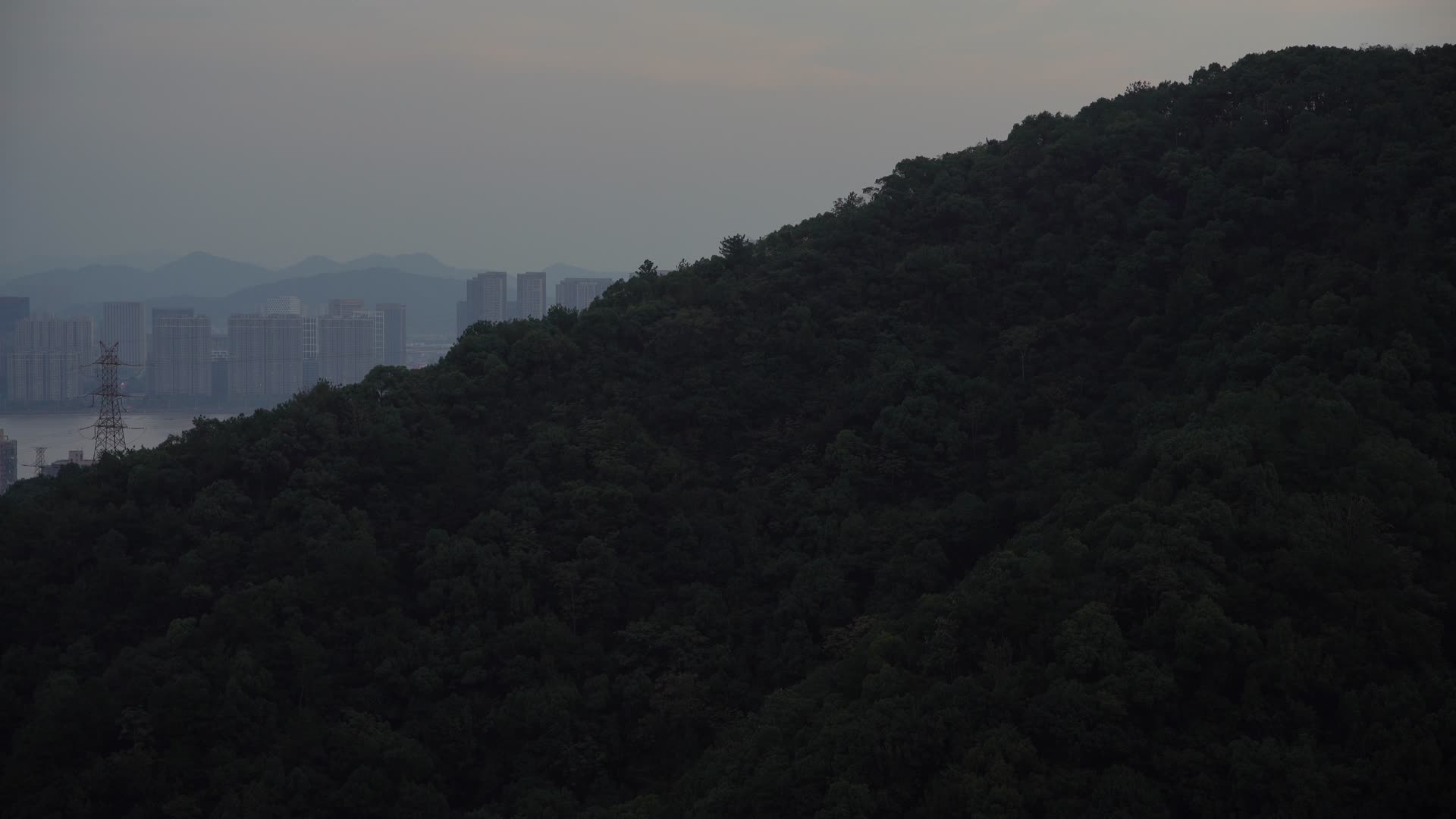 杭州凤凰山风景区4K俯瞰城市全景视频的预览图