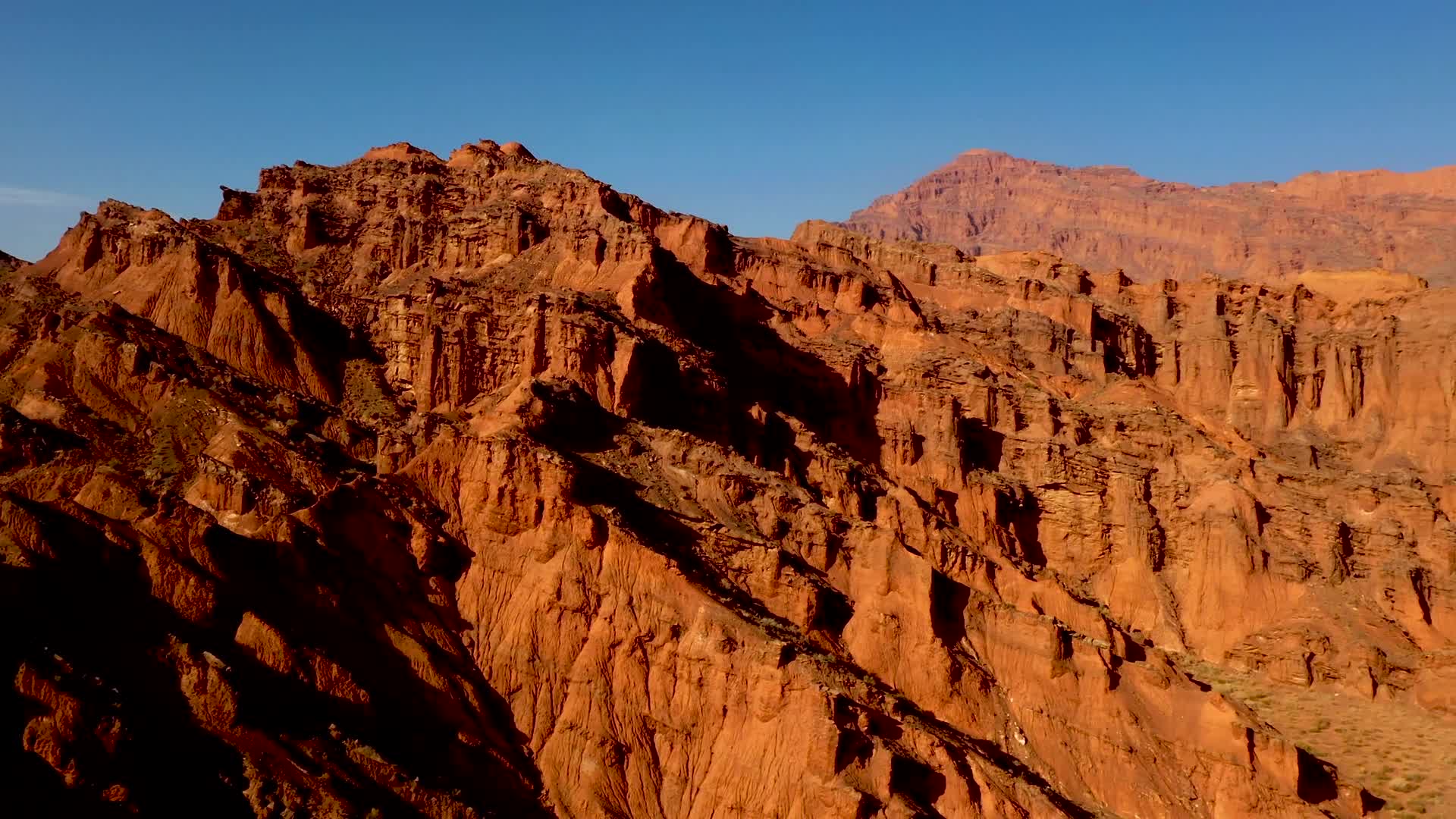 航拍新疆托木尔大峡谷视频的预览图