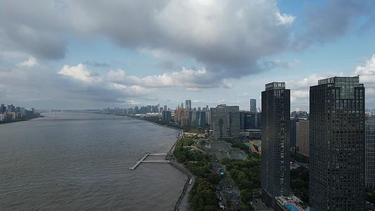 杭州君印酒店网红景点航拍4K风景视频视频的预览图