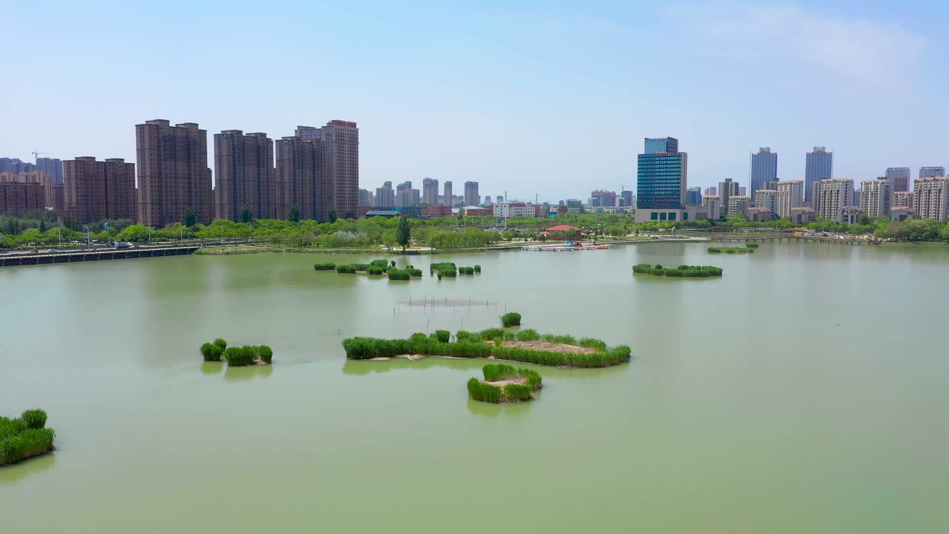 航拍银川宝湖湿地公园视频的预览图