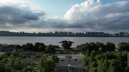杭州滨江公园钱王射潮景点航拍4K视频视频的预览图