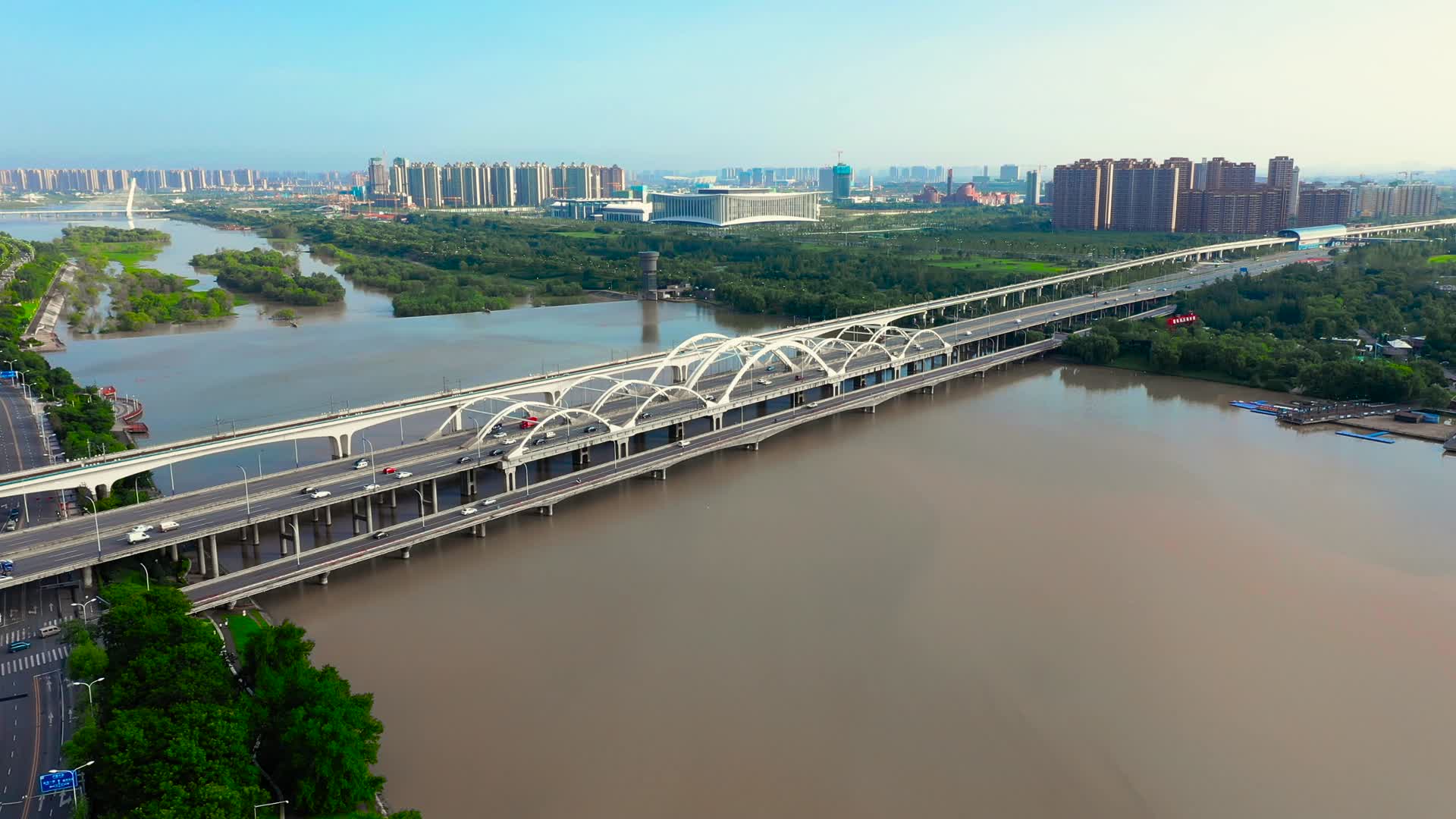 航拍西安浐灞广运桥视频的预览图