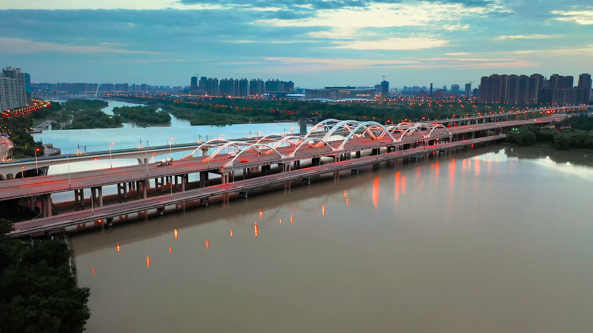 航拍西安浐灞广运桥视频的预览图