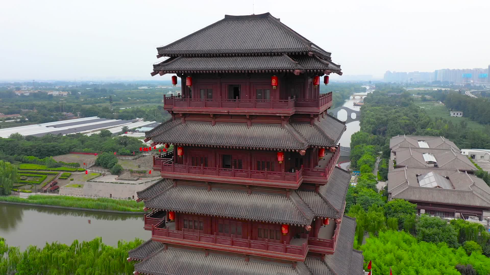 航拍西安汉城湖视频的预览图