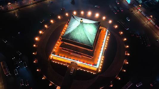 航拍西安钟楼夜景视频的预览图