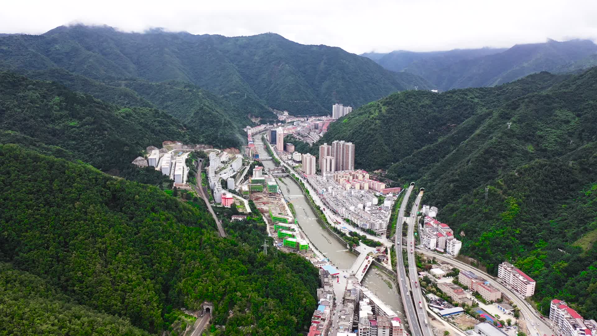 航拍陕西柞水县城全景视频的预览图