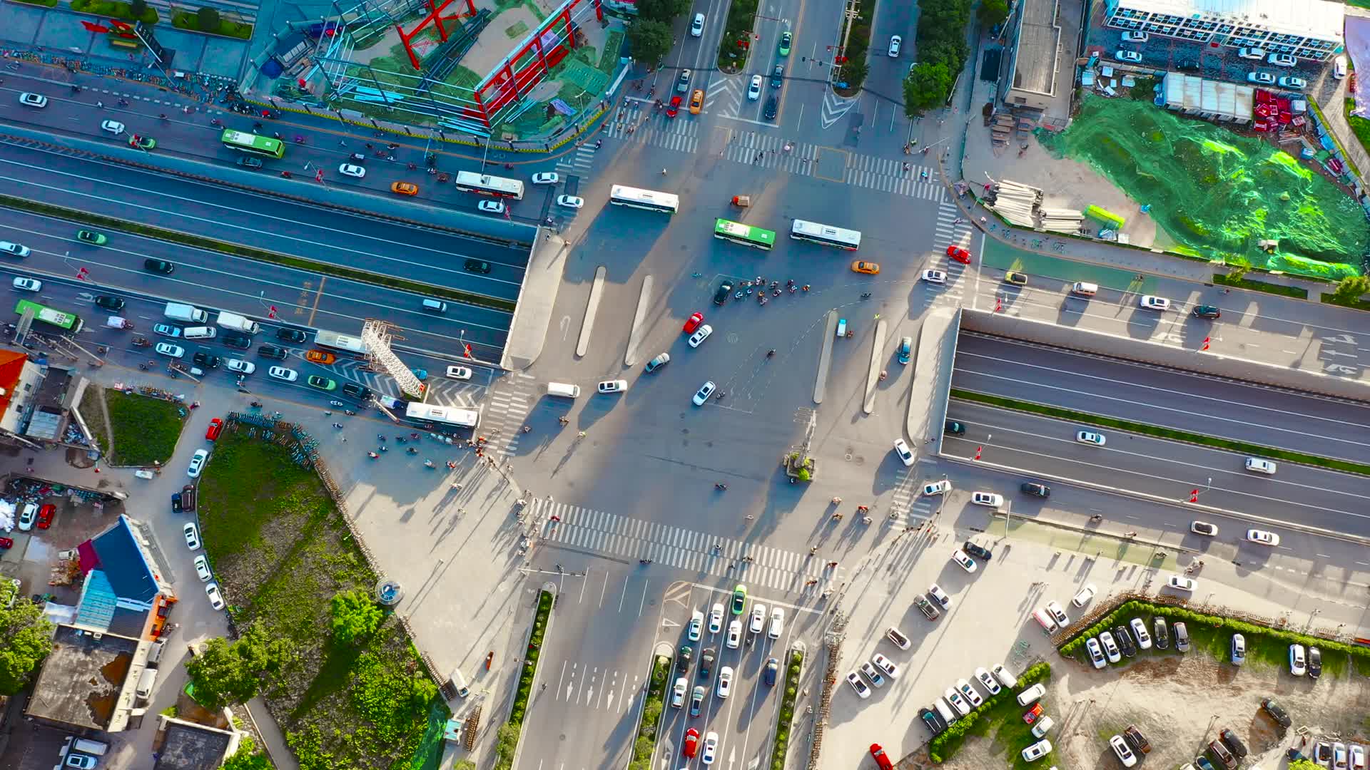 城市道路十字路口视频的预览图