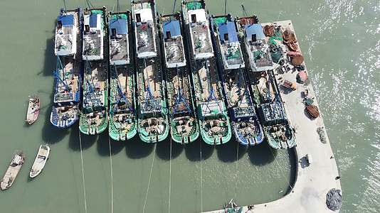 航拍湄洲岛文甲码头渔船4K实拍视频视频的预览图