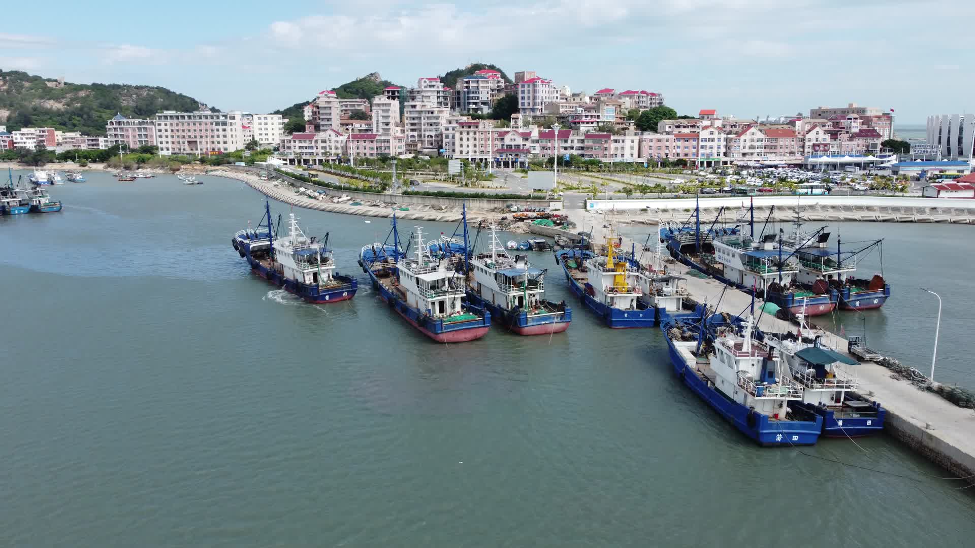 航拍湄洲岛文甲码头渔船4K实拍视频视频的预览图