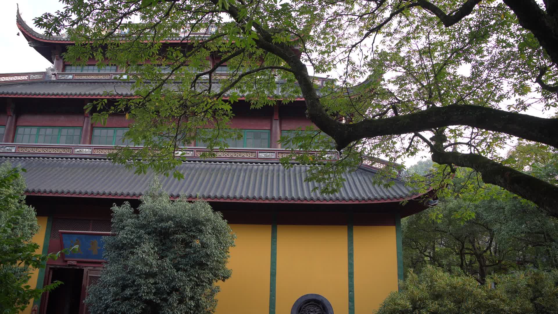 杭州飞来峰景区灵隐寺禅院4K视频视频的预览图