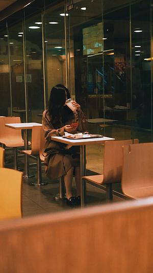 女生在肯德基吃东西孤独的现代生活视频的预览图