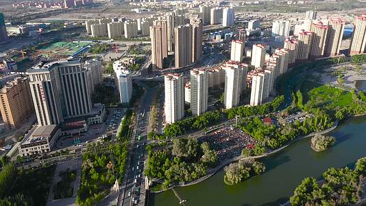 航拍新疆阿克苏市环球中心视频的预览图