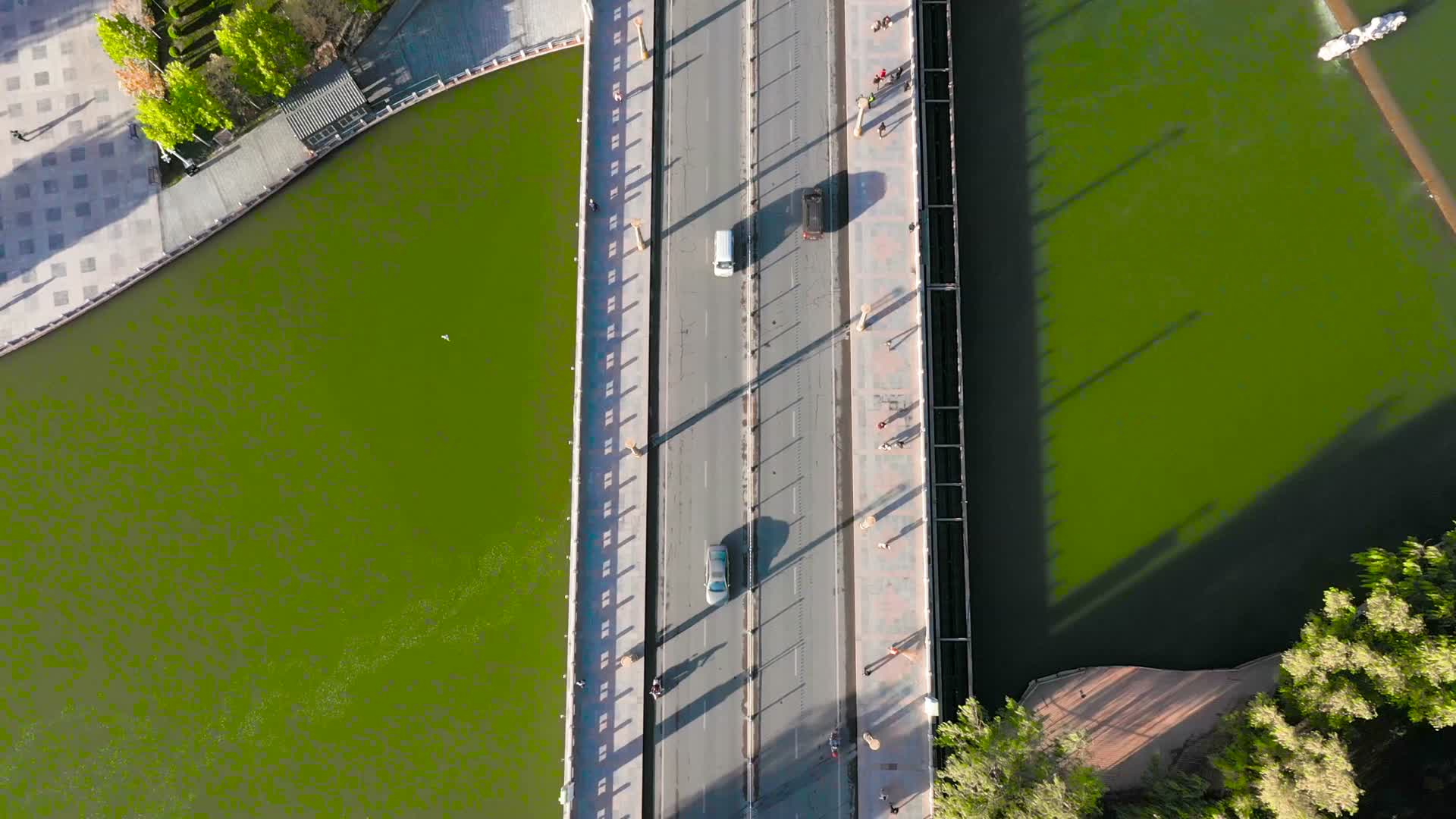 航拍阿克苏市多浪河视频的预览图