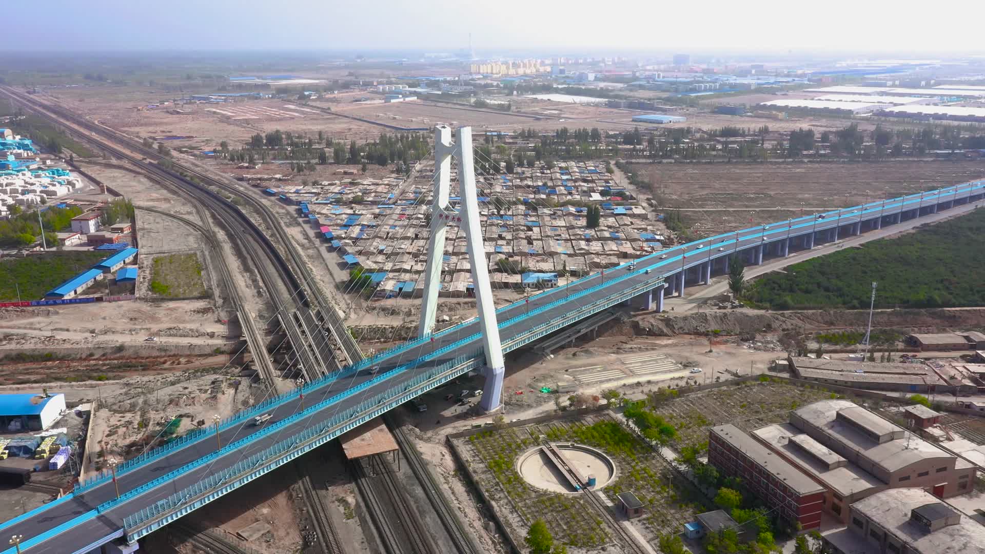 航拍阿克苏纺织大桥视频的预览图