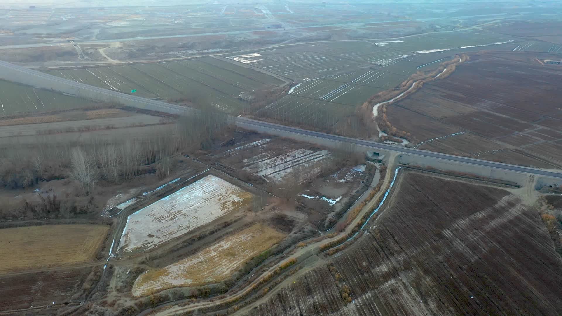 航拍新疆戈壁滩冬季庄稼地视频的预览图