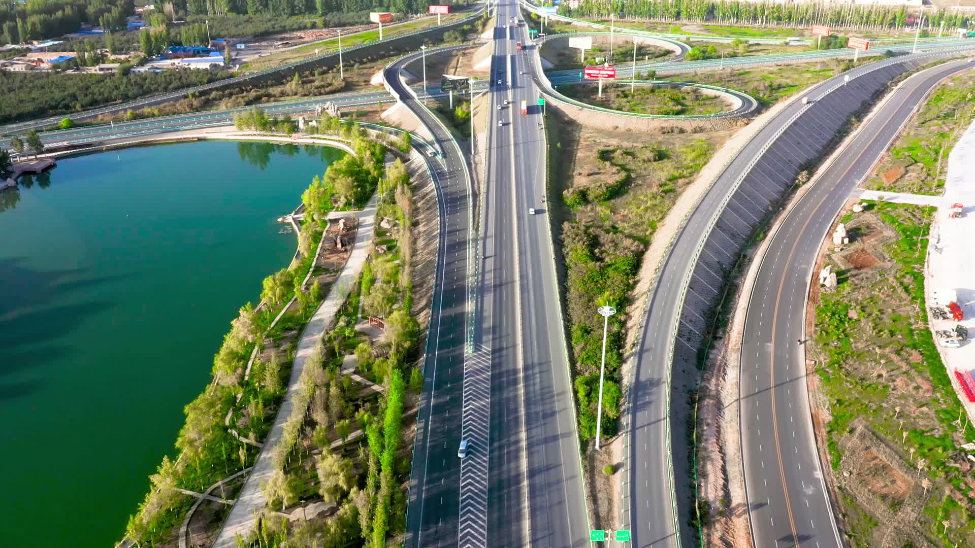 航拍阿克苏高速公路视频的预览图
