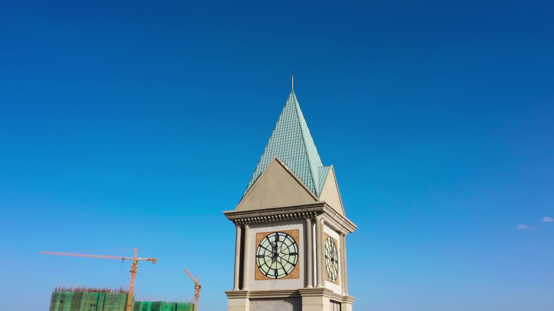 航拍阿克苏三角地钟楼建筑航拍视频视频的预览图