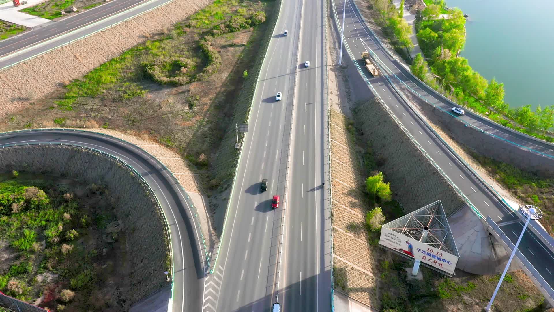 航拍阿克苏高速公路视频的预览图