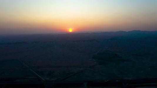 航拍新疆戈壁滩夕阳视频的预览图
