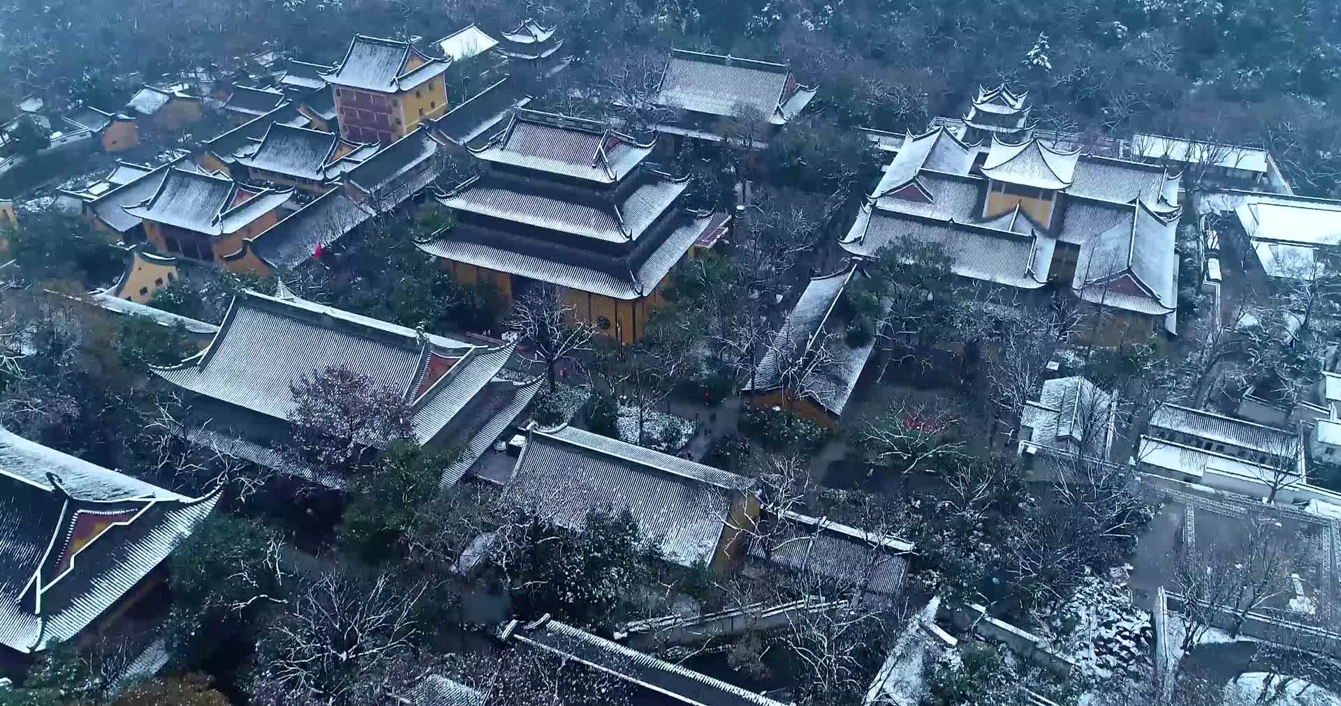 杭州飞来峰景区灵隐寺禅院下雪天航拍4K视频视频的预览图