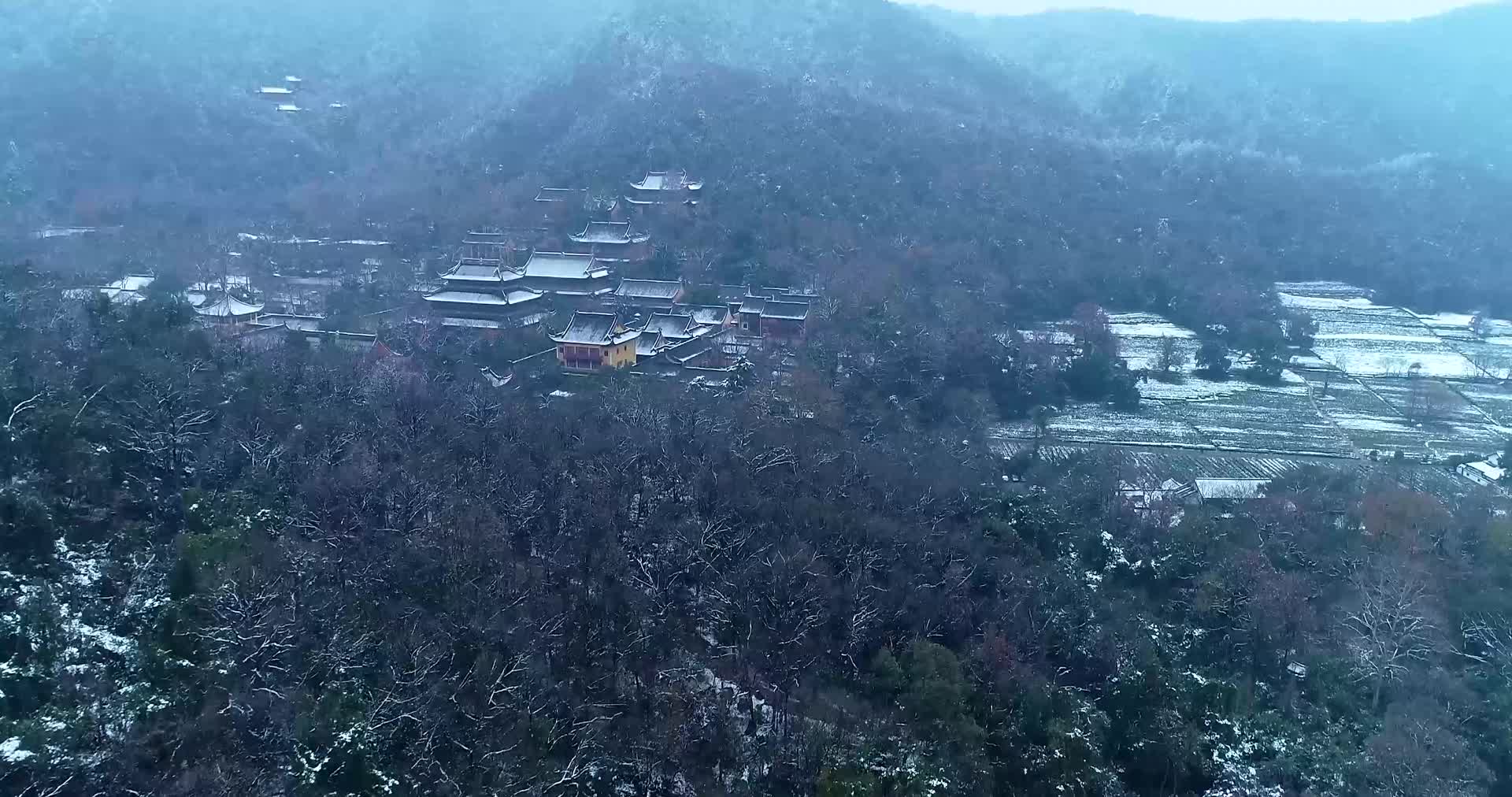 杭州飞来峰景区灵隐寺禅院下雪天航拍4K视频视频的预览图