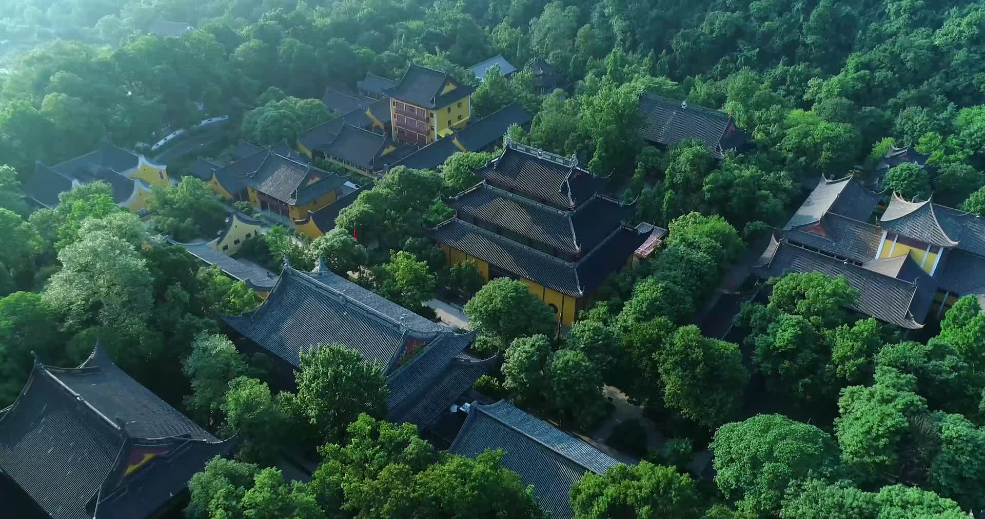 杭州飞来峰景区灵隐寺禅院航拍4K视频视频的预览图