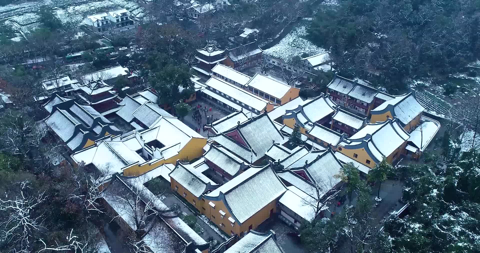 杭州飞来峰景区灵隐寺禅院下雪天航拍视频视频的预览图