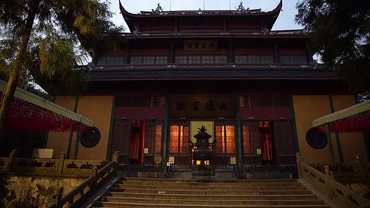 杭州飞来峰景区灵隐寺禅院夜景4K风景视频视频的预览图