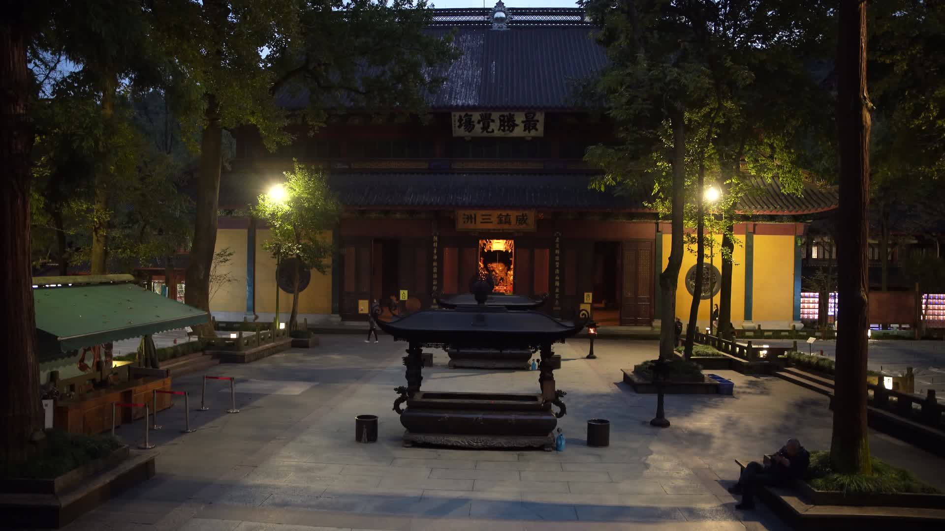 杭州飞来峰景区灵隐寺禅院夜景4K风景视频视频的预览图