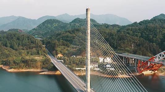 黄山太平湖双桥景观斜拉桥航拍视频的预览图