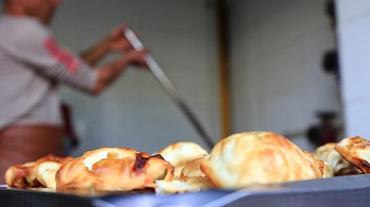 新疆美食烤包子制作过程视频的预览图