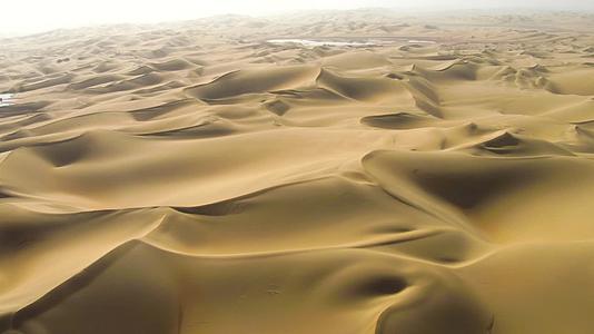 航拍塔克拉玛干沙漠视频的预览图