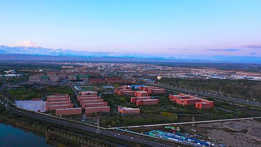 航拍新疆阿克苏市多浪河视频的预览图