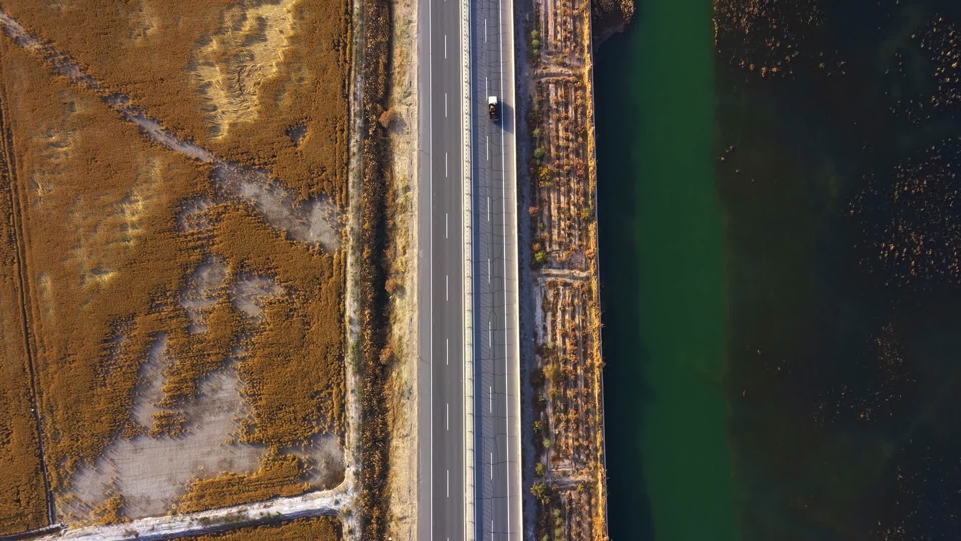航拍阿克苏地区多浪水库秋景视频的预览图