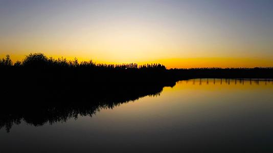航拍阿克苏市湿地公园夕阳视频的预览图
