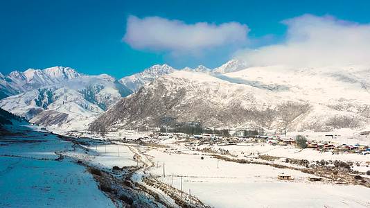 航拍新疆天山托木尔峰唯美风景视频的预览图