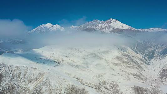航拍新疆天山托木尔峰视频的预览图