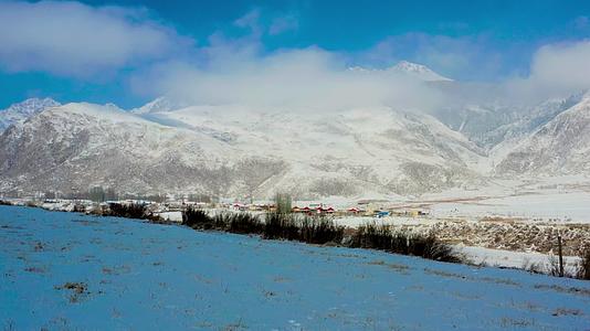 航拍新疆天山托木尔峰视频的预览图