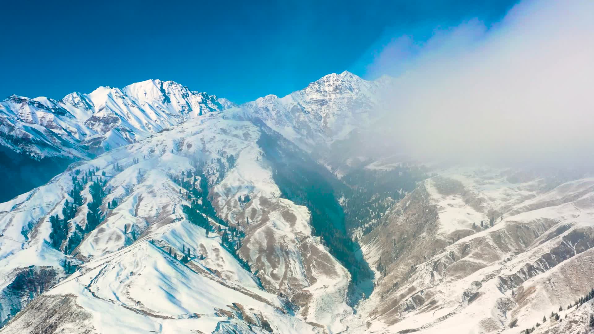 航拍天山托木尔峰视频的预览图
