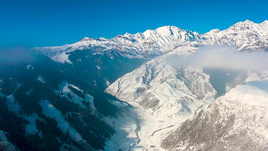 航拍新疆天山托木尔峰唯美风光视频的预览图