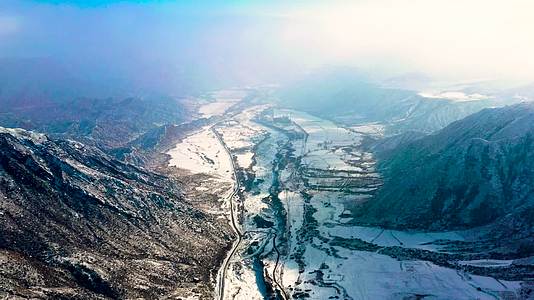 航拍新疆天山山脉雪山峡谷视频的预览图