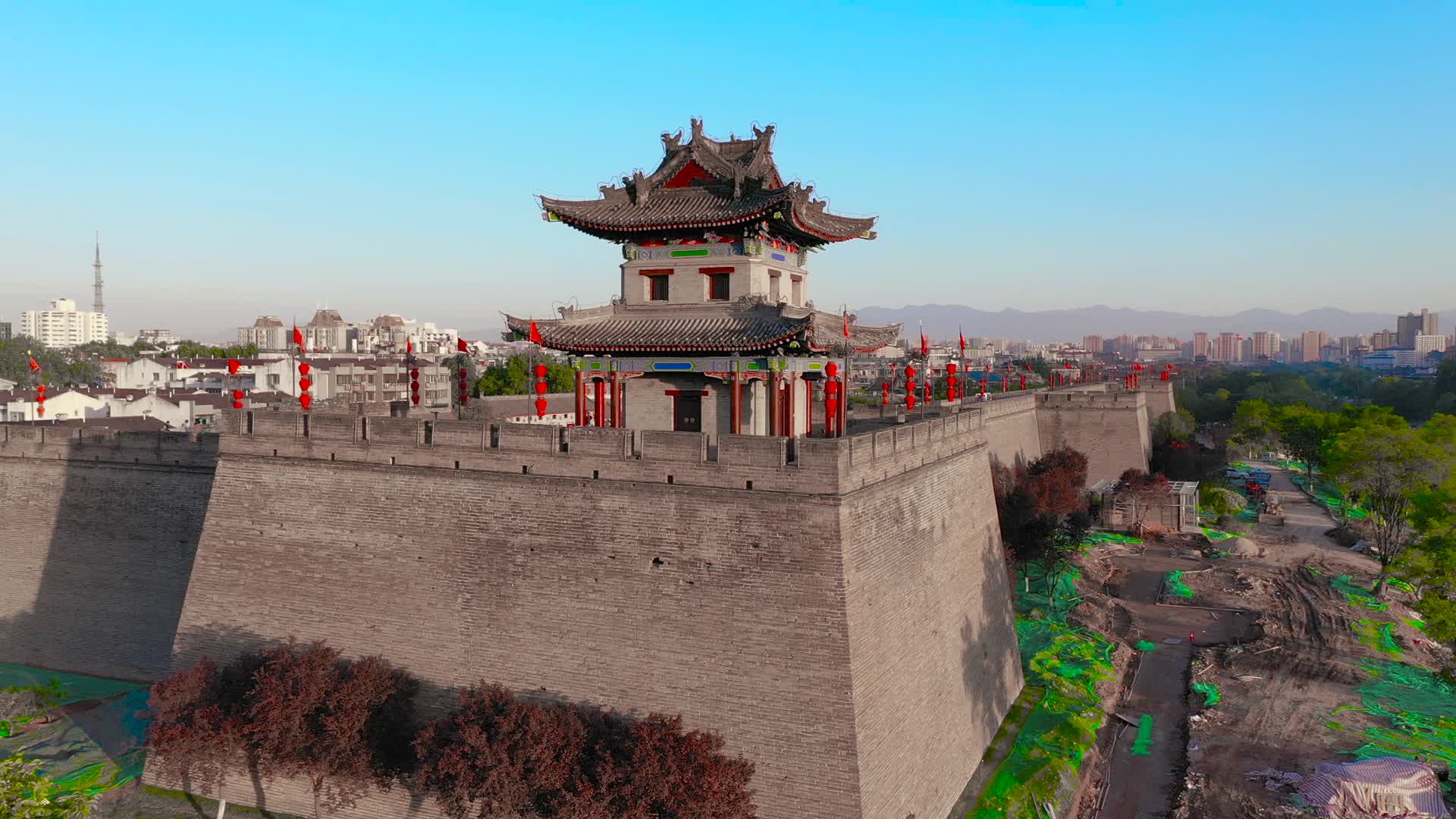 航拍陕西西安城墙角楼视频的预览图