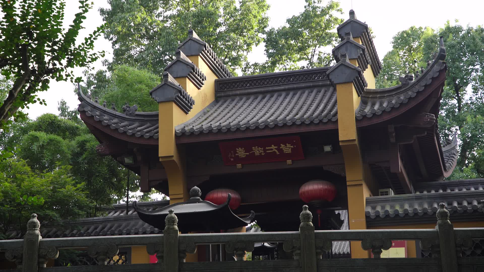 杭州飞来峰景区永福寺禅院4K视频视频的预览图